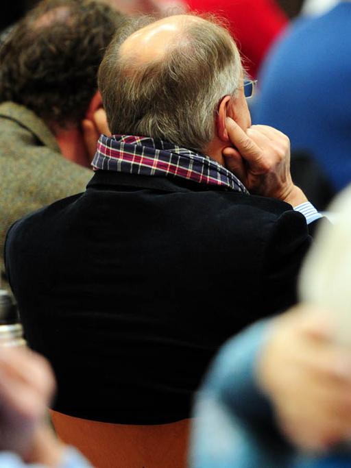 Diesen Besuchern des Parteitags der Hessischen AfD in Gießen tun anscheinend die Ohren weh.