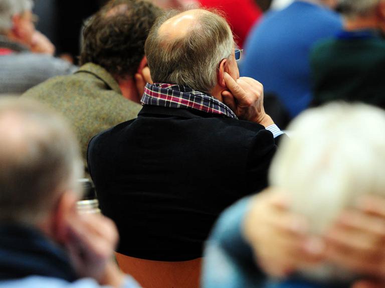 Diesen Besuchern des Parteitags der Hessischen AfD in Gießen tun anscheinend die Ohren weh.