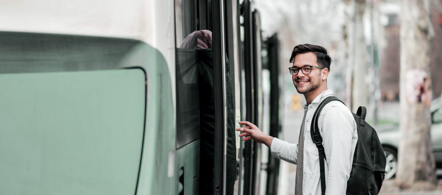 Junger Mann steigt in Bus