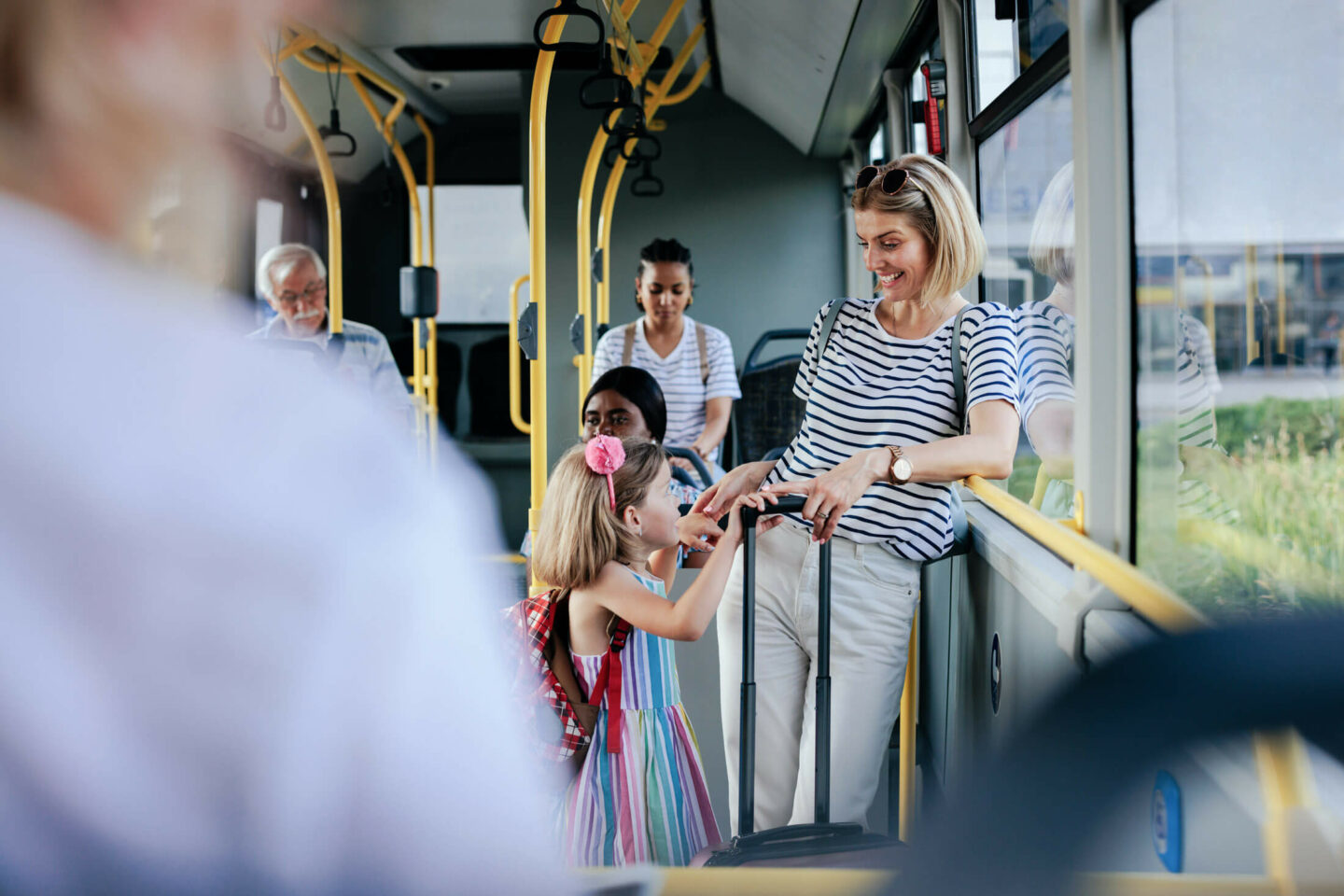 Mutter und Tochter stehen in Bus