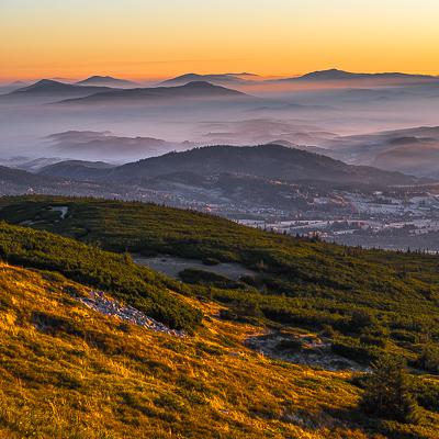 Fototapete Berge Sonnenuntergang und Stadt