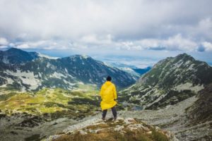 Herr mit einer Allwetterjacke in der Natur