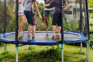 Die Familie und das Kindertrampolin