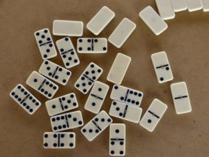 Dominosteine, um Mexican Train zu spielen