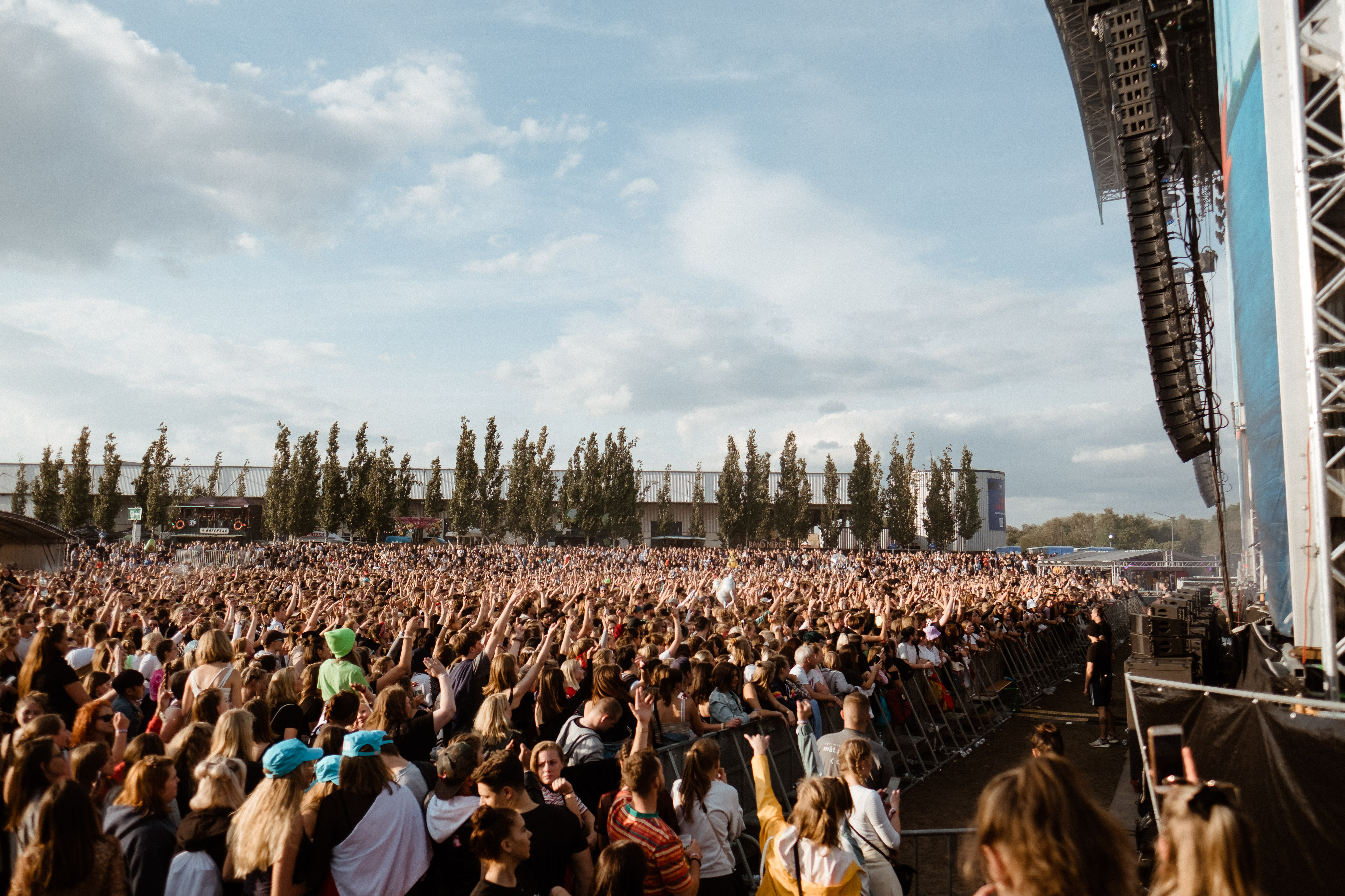 Das Publikum bei Bausa auf dem Dockville 2019