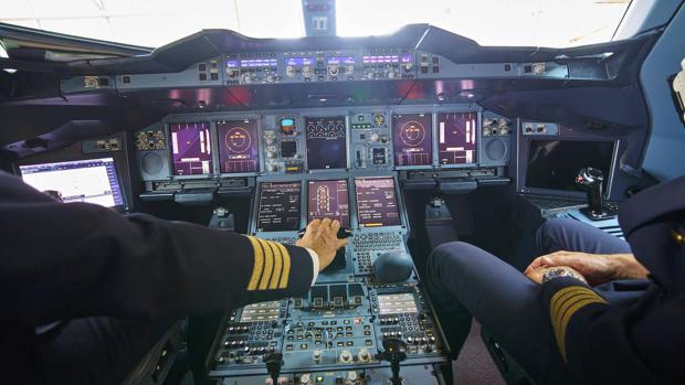 Die Piloten der Lufthansa-Kerngesellschaft – hier in dem Cockpit eines Airbus 380 – sind die bestbezahlten im Lufthansa Konzern. Und das wird auch nach den laufenden Tarifgesprächen so bleiben.