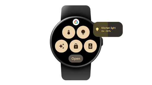 Auf einer Wear OS-Smartwatch wird nach links oder rechts gewischt, um auf die Kachel „Favoriten“ von Google Home zuzugreifen. Anschließend wird auf das Lichtsymbol getippt, um die Helligkeit in der Küche von 50 % auf 100 % zu erhöhen.