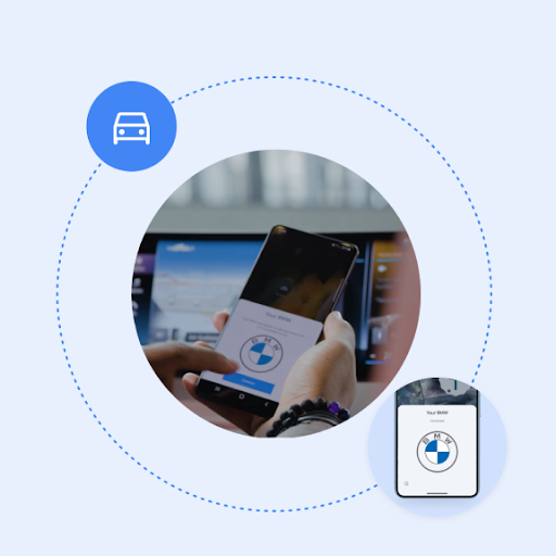 Zwei Hände, die ein Smartphone halten. Im Hintergrund ist ein Tablet zu sehen, das am Armaturenbrett eines Autos angebracht ist. Darauf sind eine „Verbinden“-Schaltfläche und das BMW-Logo zu sehen. Die Grafik ist umgeben von einer gepunkteten Linie, die das BMW-Logo und ein Autosymbol miteinander verbindet.