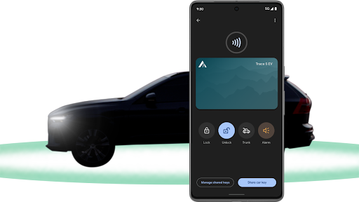 Ein Android-Smartphone mit dem digitalen Autoschlüssel wird näher an ein Fahrzeug bewegt und das Fahrzeug wird automatisch entriegelt.
