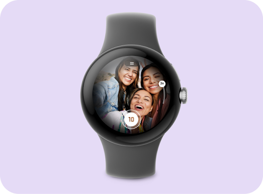 Eine Smartwatch, auf deren Display drei lächelnde Personen, ein Auslöser und die Zoom-Steuerung zu sehen sind.