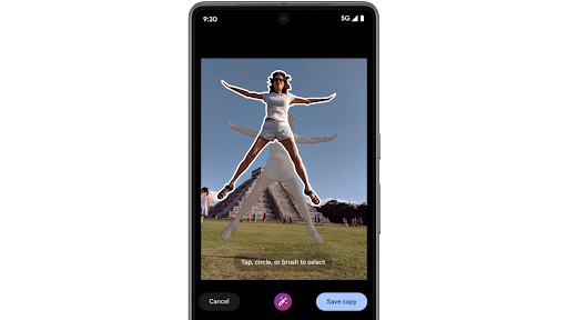 Mit dem Magischen Editor in Google Fotos auf einem Android-Smartphone wird eine Person in einem Bild ausgewählt und an eine andere Stelle im Foto verschoben. Mithilfe generativer KI wird die Stelle aufgefüllt, an der sich die Person zuvor befand.