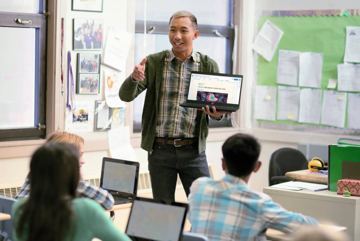 Aufgeklapptes Chromebook, auf dem die Google-Suchleiste angezeigt wird.