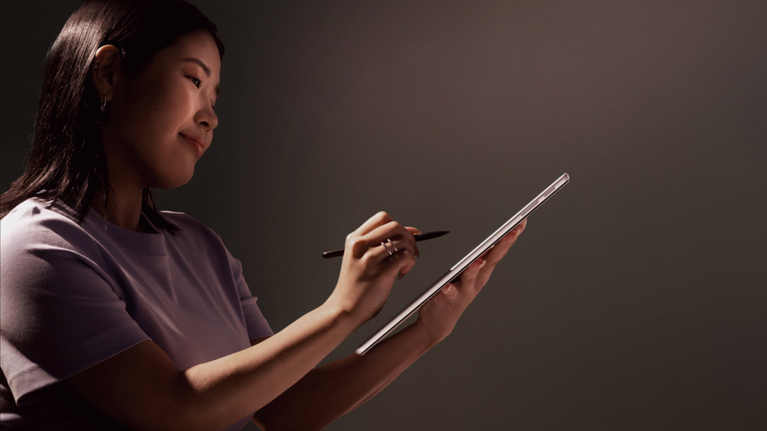 A woman using a Surface Slim Pen on her Surface Pro 11ᵗʰ Edition