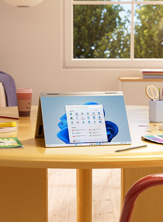 Windows 11 Gerät, das aufgeklappt auf einem Tisch steht