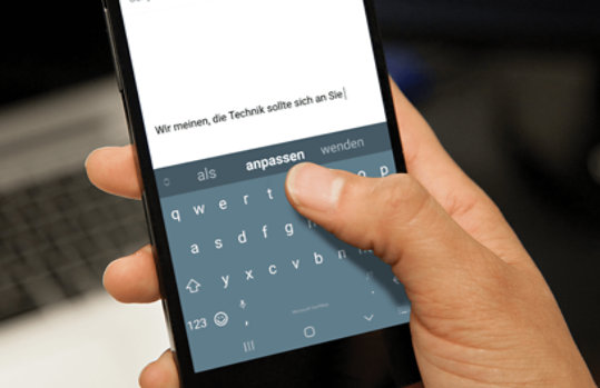 Eine Hand nutzt SwiftKey