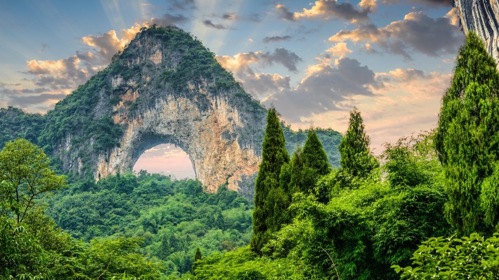 Natural arch Moon Hill (Yuèliàng Shān), Yangshuo, Guangxi, China