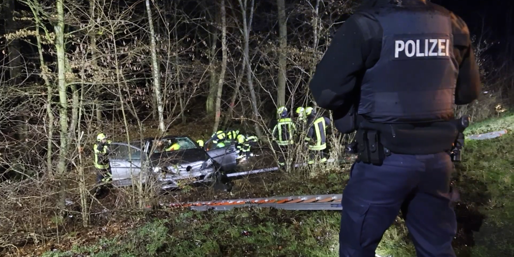 Alleinunfall auf regennasser B27 - Mutter und zwei Kindern (2 und 8) verletzt