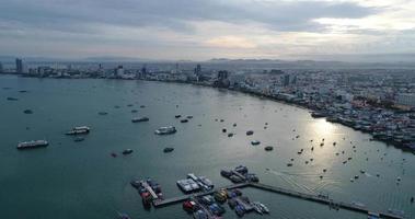 vista aérea sobrevoando a praia de Pattaya na Tailândia video