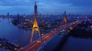 ponte e rio bhumiphol em bangkok, tailândia video