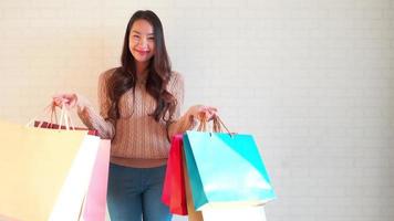 jovem com sacolas de compras video