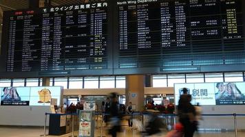 timelapse multidão pessoas no aeroporto de Narita, Japão video