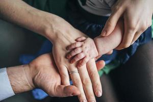 familia de tres manos foto