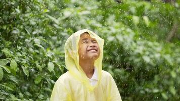 menino feliz usa capa de chuva video