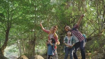 a família trouxe dois filhos que caminhavam usando binóculos para aprender a natureza nas férias no centro de estudos da natureza. video