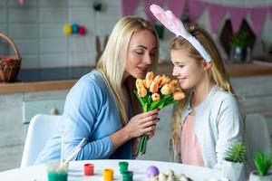 madre e hija huelen tulipanes foto