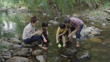 câmera lenta de família asiática se divertindo à beira do rio video