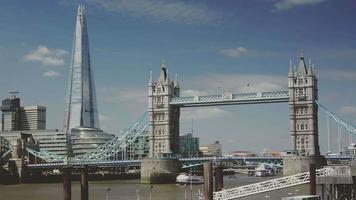 horizonte de londres no rio tâmisa com fragmento no fundo e ponte da torre, lapso de tempo video