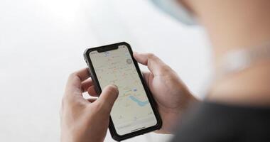 close-up do homem de mão verificando o mapa no smartphone. macho usando o dedo para verificar o mapa de rotas no celular. navegação de tecnologia e conceito de viagens. video