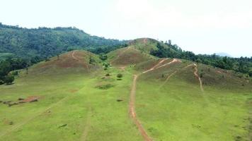 montanha de grama, província de ranong, na tailândia, é excepcionalmente bonita como atração turística. conceito de turismo na tailândia video