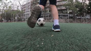 menino está jogando futebol futebol em campo verde - pessoas com conceito de sucesso de alvo de objetivo vencedor de esporte ao ar livre video