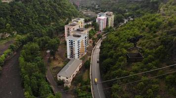 inclinar para cima baldes de vista aérea com carga de mina transportada em cabos no complexo de mineração de chiatura.georgia video