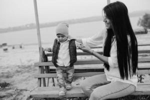 madre e hijo juntos en un banco foto