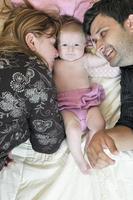 retrato de una familia joven con un lindo bebé foto