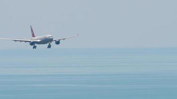 sochi, rússia, 29 de julho de 2022 - airbus a330 da nordwind se aproximando antes de pousar no aeroporto internacional de sochi. avião voa em uma descida sobre o mar. conceito de turismo e viagens video