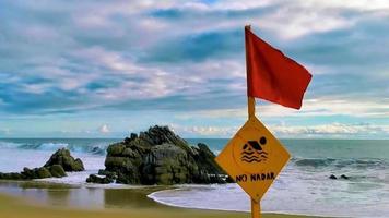 Red flag swimming prohibited high waves in Puerto Escondido Mexico. video