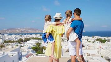 família na europa. pais e filhos fundo da cidade velha na ilha de mykonos, grécia video