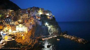 vista deslumbrante da bela e aconchegante vila de manarola na reserva de cinque terre ao pôr do sol. região da ligúria, na itália. video