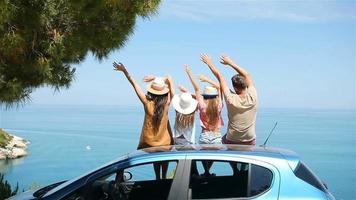 viagem de carro de verão e jovem família de férias video