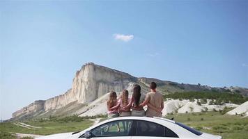 pais e dois filhos pequenos nas férias de verão video