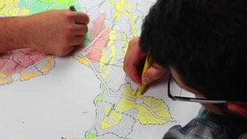 urbano planejador alunos estude seus cidade planejamento dever de casa junto, alunos pintura mapa depois de cidade planejamento mapa é retirou, seletivo foco video