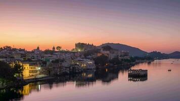 Udaipur paisagem urbana às nascer do sol. a majestoso cidade Palácio e barcos equitação em lago pichola, viagem destino dentro rajastão, Índia. Tempo lapso. video