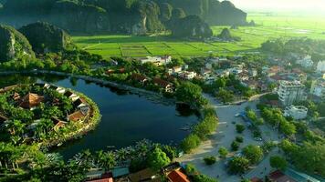 aéreo Visão 4k vídeo de zangão às tam coco, ninh binh, Vietnã video