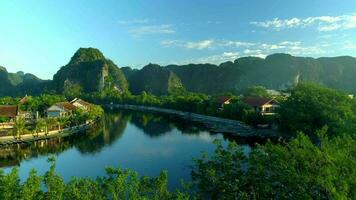 aéreo ver 4k vídeo por zumbido a tam coco, ninh bin, Vietnam video