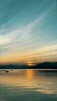 un hermosa puesta de sol en el río.paseo en un barco en un lago durante un hermosa puesta de sol. el hermosa naturaleza alrededor. video