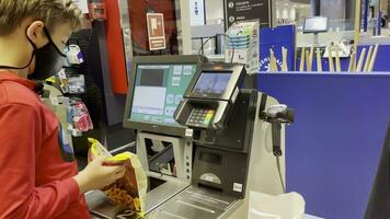 fazendo a compras dentro a self-service supermercado video