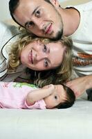 retrato interior con familia joven feliz y pequeño bebé lindo foto